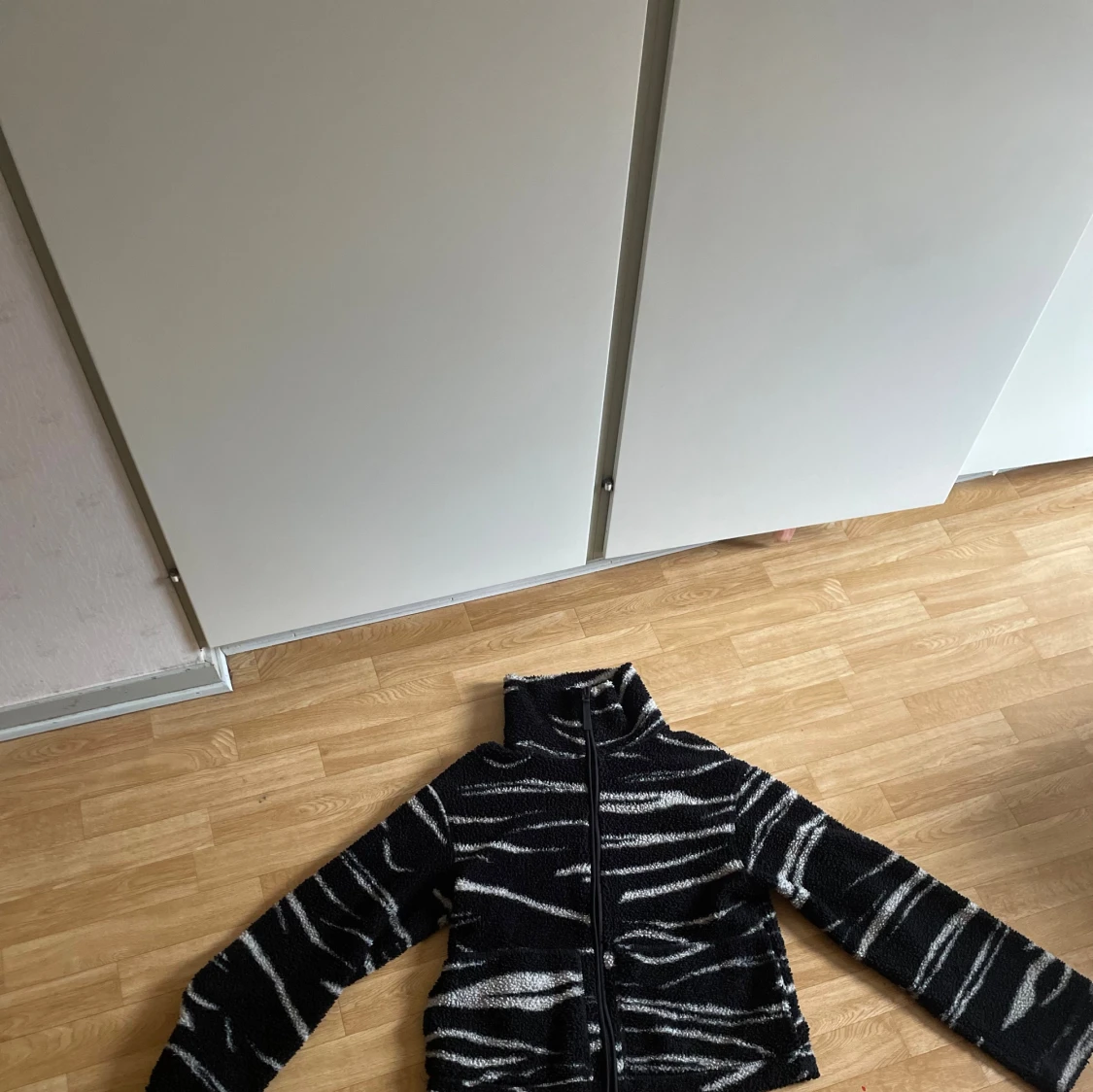 Svart teddyjacka med zebramönster - 2