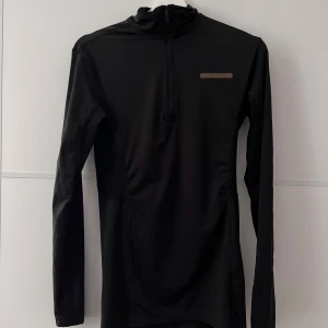 Träningströja - Träningströja som andas under armarna från A-Z i storlek S. Använd men fint skick! Reflexeffekten på bröstet är tyvärr borta.  Längd 68cm axelbredd 40cm