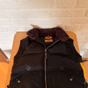 Svart dunväst från Parajumpers L - tjena!,säljer en Svart väst från Parajumpers med brunt pälsfoder,riktig skön att använda  och stylig väst. Har haft den bara i 3 veckor nu. har fått den av en bra vän utan kvitto men den som vet om märkes kläder vet att denna är äkta! SKRIV OM NI ÄR INTRESSERAD PRIS KAN DISKUTERAS!!