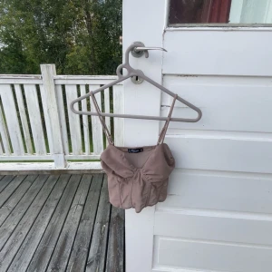 Brun korsett-topp med smala axelband - Supersnygg beige korsett-topp med smala axelband och markerad byst!🤎