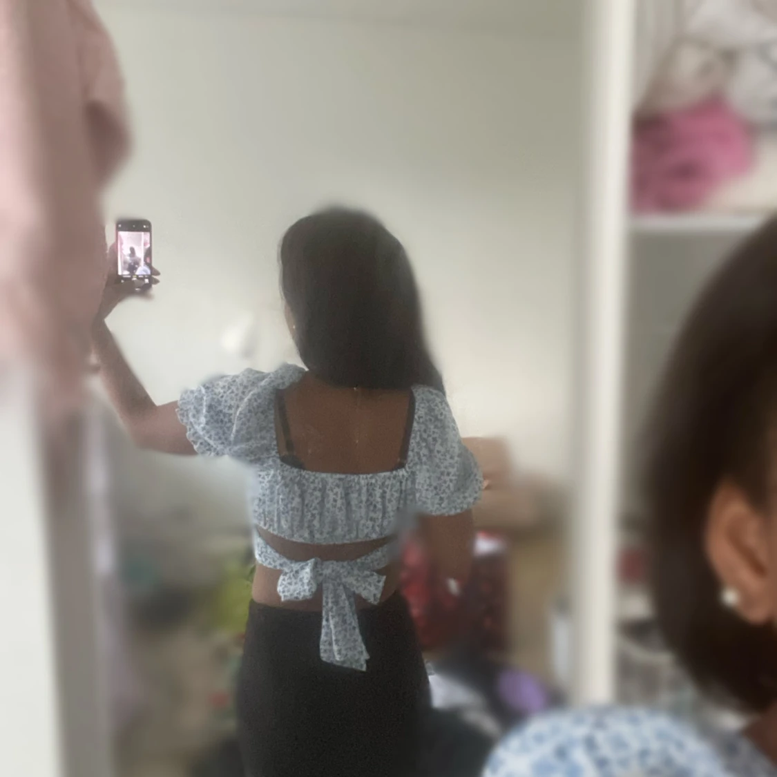 Blommig croppad blus med knyt - 1