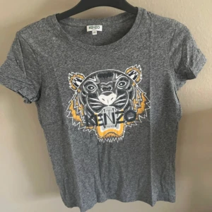 Kenzo T-shirt  - Knappt använd 