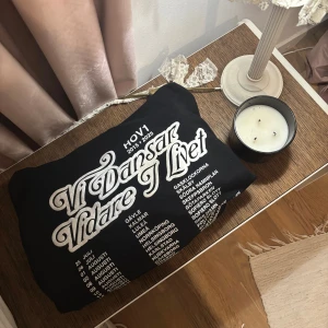 Hov1 hoodie - Hov1 hoodie från ”vi dansar vidare i livet” turnen. Knappt använd. Dem går inte att köpa längre då dem bara kunde köpas under konserten. 
