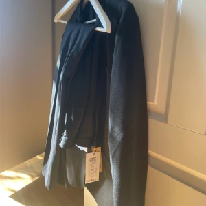 Svart kostym med kavaj och byxor H&M - Exklusiv hel kostym från Jack & Jones – som ny! Storlek: Byxa EU 46, kavaj EU 50. Endast använd en gång, passar tyvärr inte. Nypris ca 1800 kr – säljes billigt!