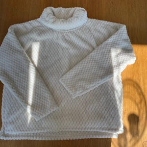 Vit fluffig polotröja - Oanvänd fluffig och varm tröja från Everest.   Rensar ur min garderob från en hel del oanvända kläder🌼 Om du ser något mer i min profil som du gillar så skickar jag med det till dig också!😊 Fler kläder kommer! 