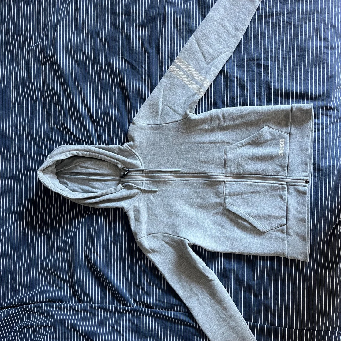 Grå hoodie från Stronger med dragkedja