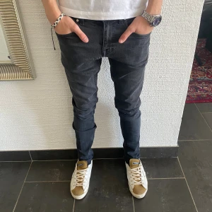 Tiger Of Sweden Jeans - Snygga svarta slim fit jeans i modellen 29/32. Jeansen har klassisk femficksdesign, smal passform och är tillverkade i ett stretchigt jeansmaterial. Perfekta för dig som gillar en tajtare look och mörka färger.