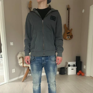 Mörkgrå hoodie från Sail Racing - Säljer en mörkgrå zip hoodie från Sail Racing. Skick 8/10 har inga defekter. Kom pm för fler frågor eller prisförslag🙏