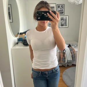 Intimissimi vit t shirt  - En vit t shirt från intimissimi i fint skick som sitter nära figuren. 