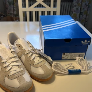 Helt nya Adidas BW army ”gats” - Säljer dessa sprillans nya Adidas BW army i strl 41 1/3! Aldrig använda som ni ser med både lapp, extra snören samt org. box! Nypris ligger på 1749 kr. 
