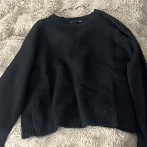 Svart stickad tröja från lager - En svart stickad tröja från lager 157, helt ny utan  prislapp