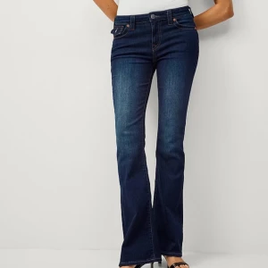 True Religion bootcut jeans mörkblå - Säljer ett par lågmidjade Mörkblå jeans från True Religion i mycket bra skick. Lånade bilder men ser exakt ut som på bilden eftersom dom är oanvända. Hör gärna av er om ni har några frågor💕