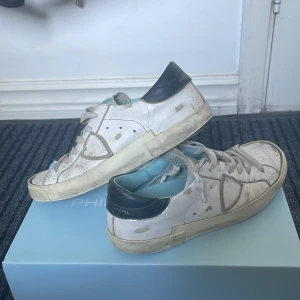 Vita Philippe Model sneakers med svarta detaljer - Philippe model | äkta såklart | skick 6,5/10 lite slitna men lite av de är modellen | dom ser mycket bättre ut när man har på sig dem | storlek 38 passar 37 om man knyter och kanske passar 39 |