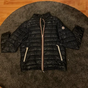 Moncler Daniel (2015)  - Säljer min älskade Moncler Daniel! Perfekt nu till hösten och till skolan!                                       Skick: 7,5/10 (finns en flaw,se sista bilden).          Storlek: Size 4 (M).                                                 Pris: 899kr!                                                             Söker du en fin jacka nu till hösten, så är denna just för dig, äkta moncler går inte att hitta billigare! Hör av dig vid minsta lilla funderingen! 