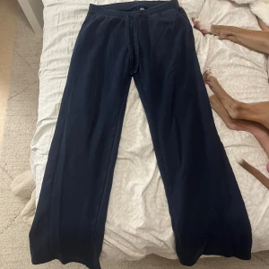 Mörkblåa mjukisbyxor från hollister - Köpta i USA på hollister butiken i somras, säljer för att de krympte lite i tvätten så de blev lite korta på mig💓