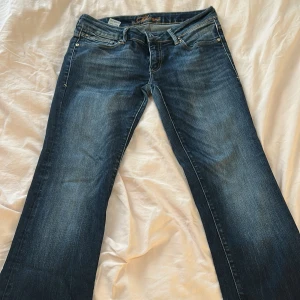 Blåa lågmidjade bootcut jeans - Snygga blåa lågmidjade jeans med bootcut passform. Köpt på Vinted, använt flera gånger. Lite slitna vid inrelåren men inget som syns💕passar mig som är 160. Skriv för flera bilder.