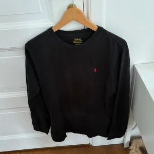 Svart Ralph Lauren Långärmad Tröja - Mycket fint skick! Nypris: 1100 kr Storlek: 18-20 (Sitter som S)