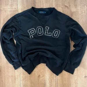 Mörkblå sweatshirt från Polo Ralph Lauren - Mörkblå sweatshirt från Polo Ralph Lauren, med vit POLO-text. Storlek M. Mycket bra skick. Pris kan diskuteras 