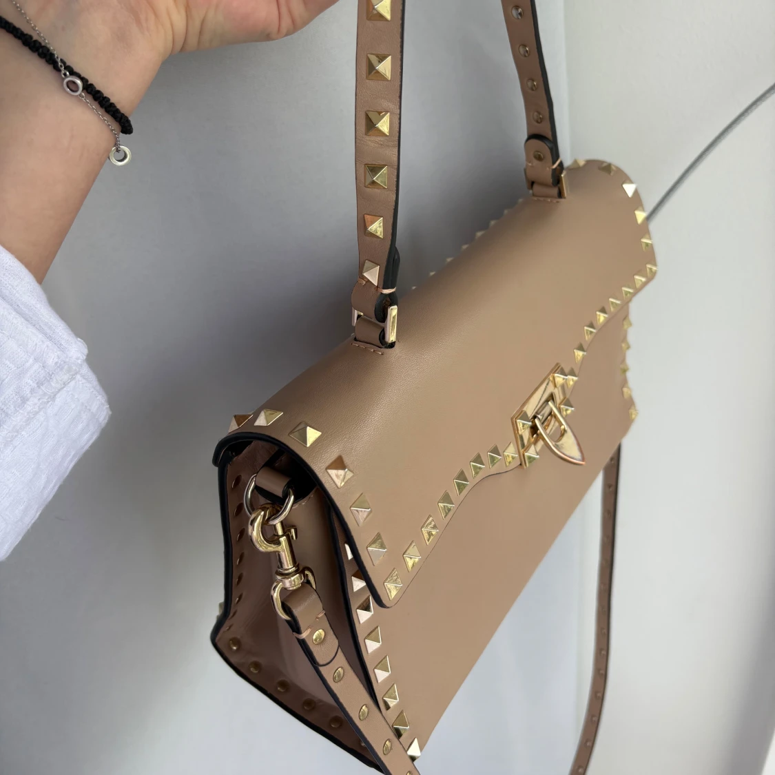 Beige Valentino axelväska med nitar - 1