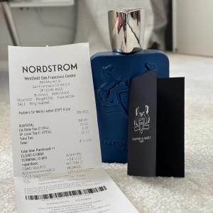 Parfums de Marly Layton 125ml EDP - Lyxig parfym från Parfums de Marly, Layton Eau de Parfum 125ml. Flaskan är mattblå med silverfärgat lock och har en elegant, maskulin design med reliefmönster av hästar och sköld. Kommer med originalkartong och kvitto från Nordstrom.