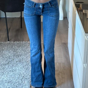 Blå bootcut jeans med låg midja - Snygga blå jeans med bootcut-modell och låg midja. Perfekta för dig som gillar en retroinspirerad look med utsvängda ben. Storlek xxs men passar mig som i vanliga fall har xs 