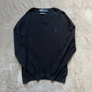 Polo Ralph Lauren Tröja - Säljer denna stilrena v-neck tröjan från ralph lauren. Perfekt för kallare dagar och lager på lager! Tveka inte på att höra av dig om du har frågor eller funderingar!