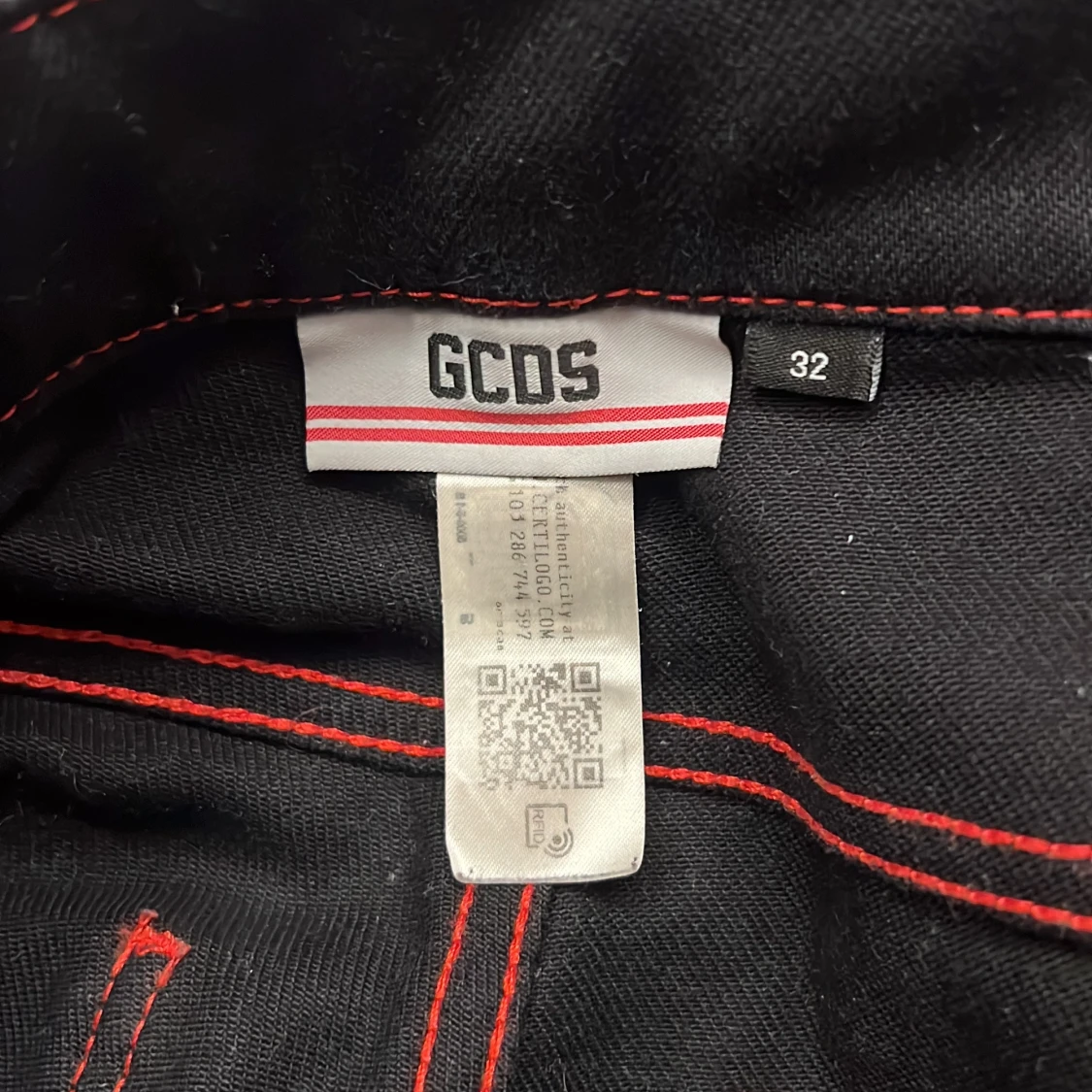 Svarta cargopants från GCDS med röd logga - 4