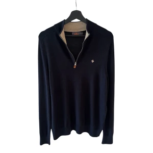 MORRIS HALF ZIP - Morris half zip - Storlek L - 100% merinoull - Mycket fint skick - Hör av er vid minsta fundering // Deluxecloset 