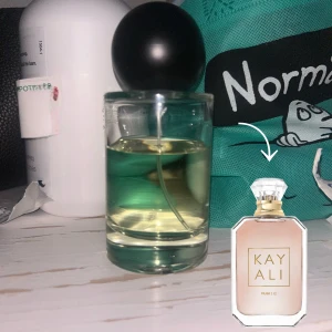 Divain - 954 (Musk 12 D*pe) - Säljer den eftersom att jag ej gillar doften längre, finns låda som kommer med. 