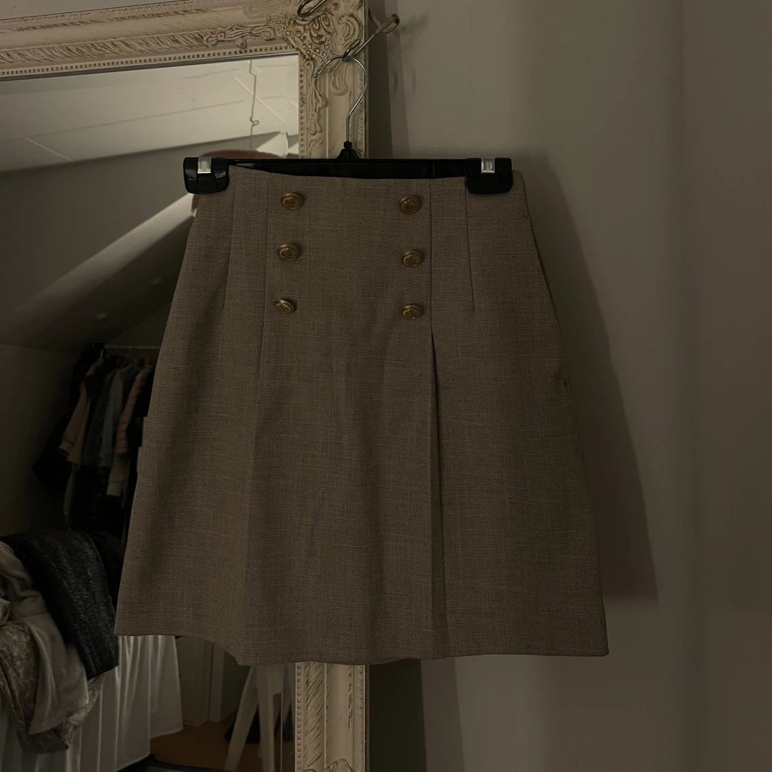 Beige/grå minikjol med knappar - 2