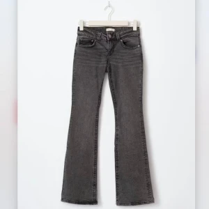 low bootcut jeans gina tricot - Snygga mörkgråa jeans med bootcut och låg midja från Gina tricot i storlek 32. Passar till allt 🥰