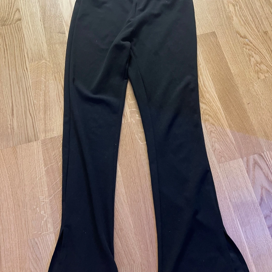 Svarta bootcut byxor med slits