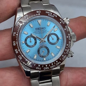 Seiko Daytona kronograf blå urtavla - Snygg Seiko Daytona kronograf med en ljusblå urtavla och bruna detaljer runt boetten. Klockan har tre subdials, silverfärgade visare och index samt en robust länk i silverfärgat stål. Perfekt för dig som gillar sportig och stilren design.