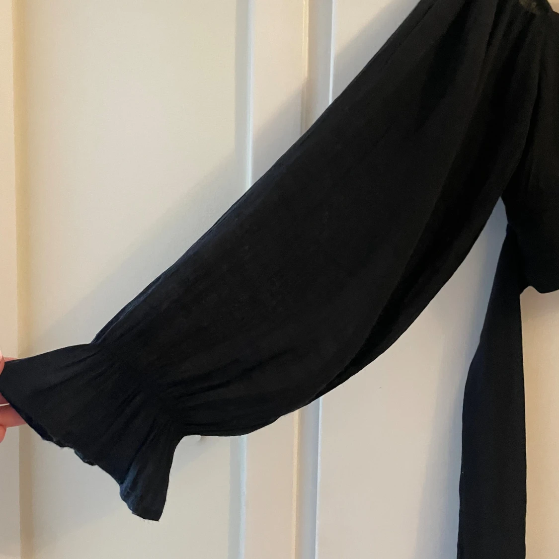 Svart croppad blus med knyt - 1