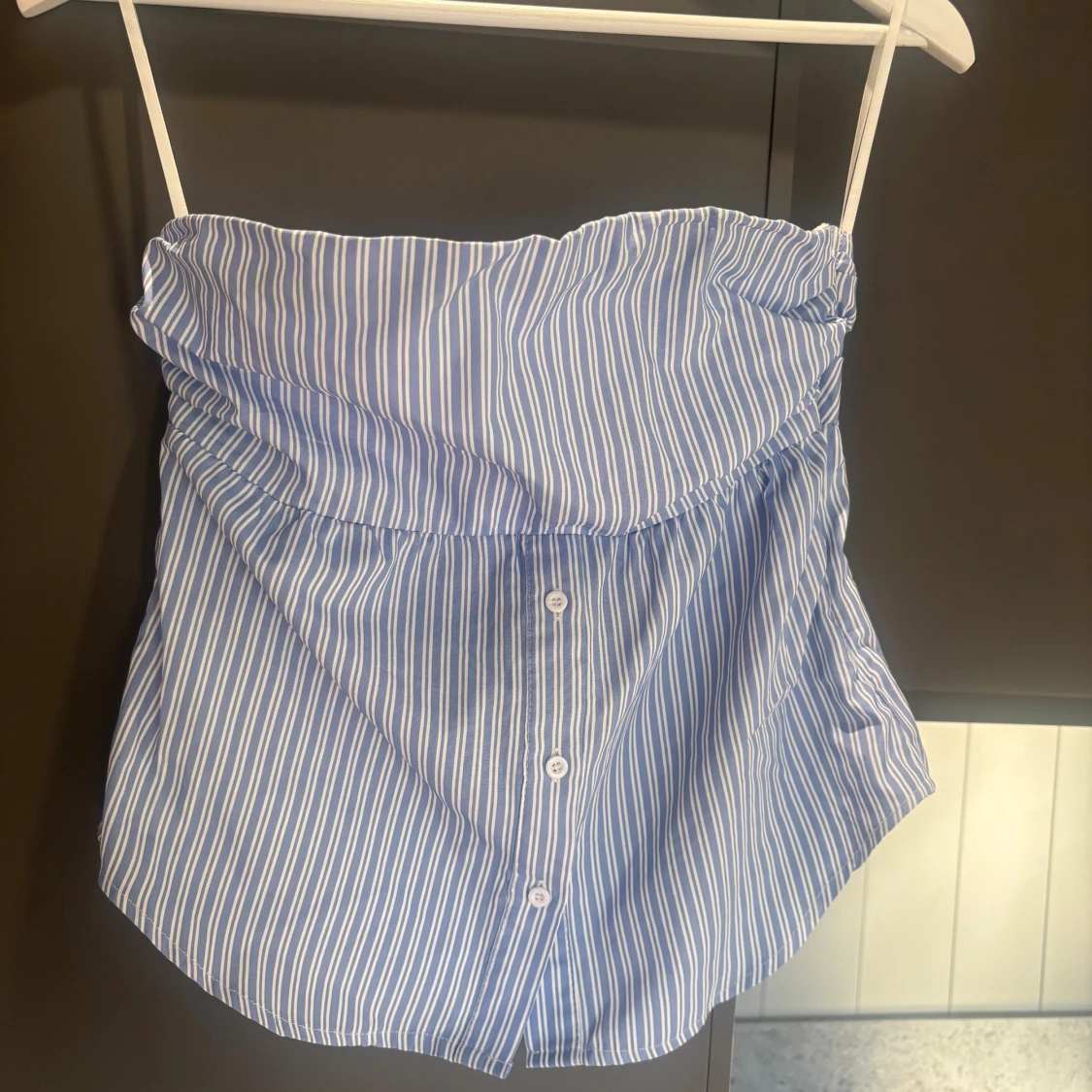 Blåvit randig tubtopp med knappar