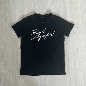 Karl Lagerfeld T-shirt  - Tja säljer nu en svart/mörkblå T-shirt från Karl Lagerfeld med snyggt tryck i storlek S för endast 349kr! Pris är ej hugget i sten, hör av er i dm vid funderingar 🙌