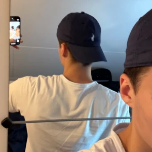 Mörkblå keps från Polo Ralph Lauren - Snygg mörkblå keps från Polo Ralph Lauren med klassisk böjd skärm. Framtill finns den ikoniska broderade polospelaren i vitt och baktill står det 'POLO' broderat. Justerbar rem bak för perfekt passform. Tillverkad i bomull.