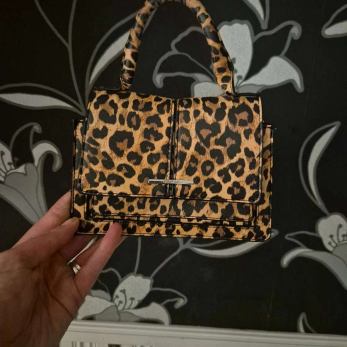 Leopardmönstrad handväska i skinnimitation