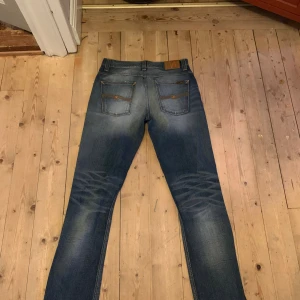 Archive Nudie jeans!  - Snygga blå jeans från Nudie Jeans Co i storlek 33/34. Sjukt snygg fade, skön distressing. Köpt för 900. Kontakta vid frågor!!! 
