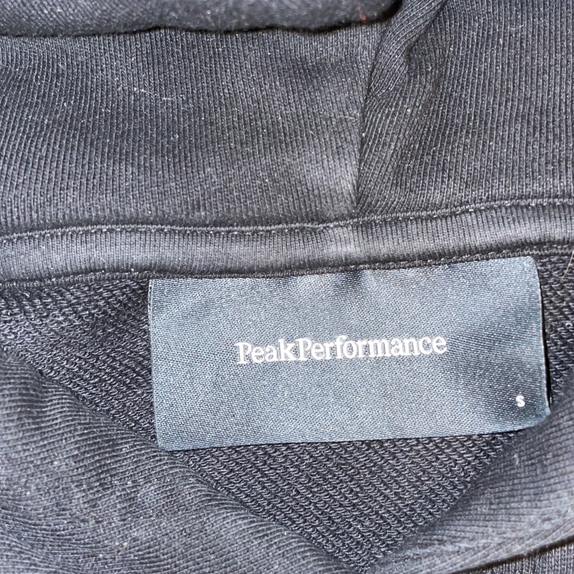 Svart hoodie från Peak Performance - 1