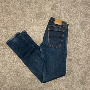 Tube kelly Nudie jeans - Märke: Nudie jeans                                              Storlek: 28/32                                                         Färg: mörkblå                                                             Skriv om mer info👌