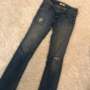 jätte lågmidjade jeans - jätte fina super låga jeans från hollister, använda men fortfarande super fint skick🥰🥰 (fläckar, slitningar då det är vintage)