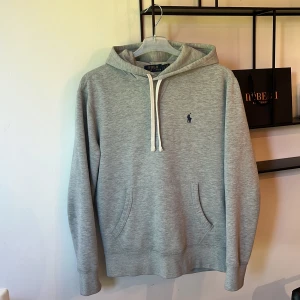 Ralph lauren hoodie - Endast använd fåtal gånger, inga fläckar eller liknande. Skriv om ni har fler frågor!