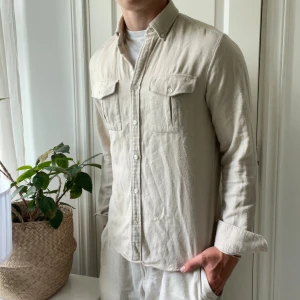 Oscar Jacobsson overshirt beige M - Oscar Jacobsson overshirt beige M, inga defekter! Modellen är 180,75 kg. Kom med frågor 🫶