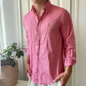 Ralph Lauren skjorta M chambray oxford,  - Ralph Lauren skjorta M chambray oxford, inga defekter. Modellen är 180,75 kg. 🫶