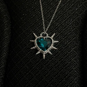 Emerald Spike Heart - 	•	Kedja: 50 cm 	•	Hängsmycke: 2 x 2 cm 	•	Rost- och nickelfritt rostfritt stål