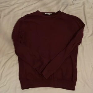 Vinröd crewneck - Tja, säljer denna vinröda crewneck då den inte passar mig längre! Den är i storlek S o sitter rätt så slim, skulle rekommendera för dig kring 180. om ni har frågor eller  prisförslag är de bara skicka de🙌