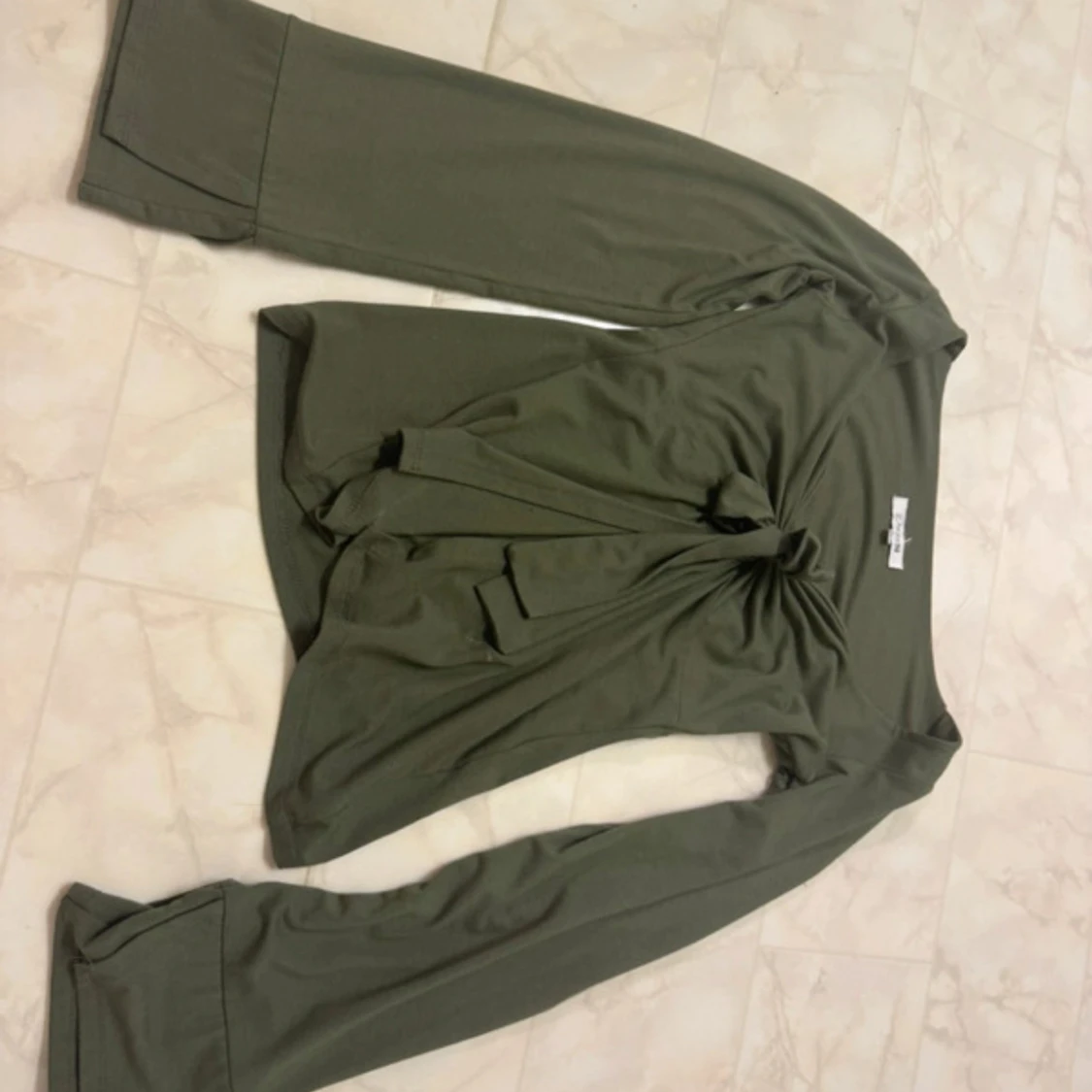 Olivgrön långärmad topp Design by Si - 1