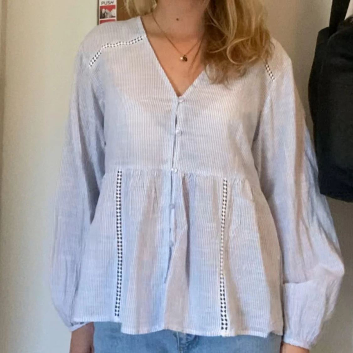 Randig blus från ONLY med v-ringning - 1