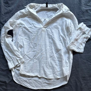 Skjorta  - Har använt en gång men köpte dock på second hand, den är fortfarande i bra skick, är lite skrynklig men går ju att stryka 🫶🏼